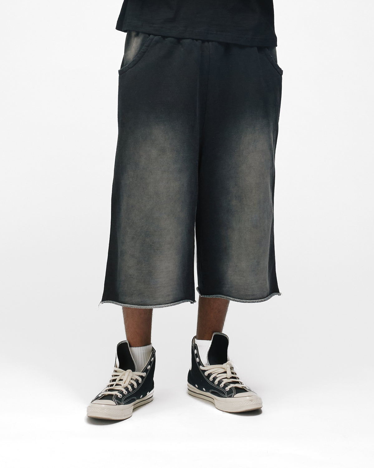 Capri Sweatshorts - Sunfaded Black