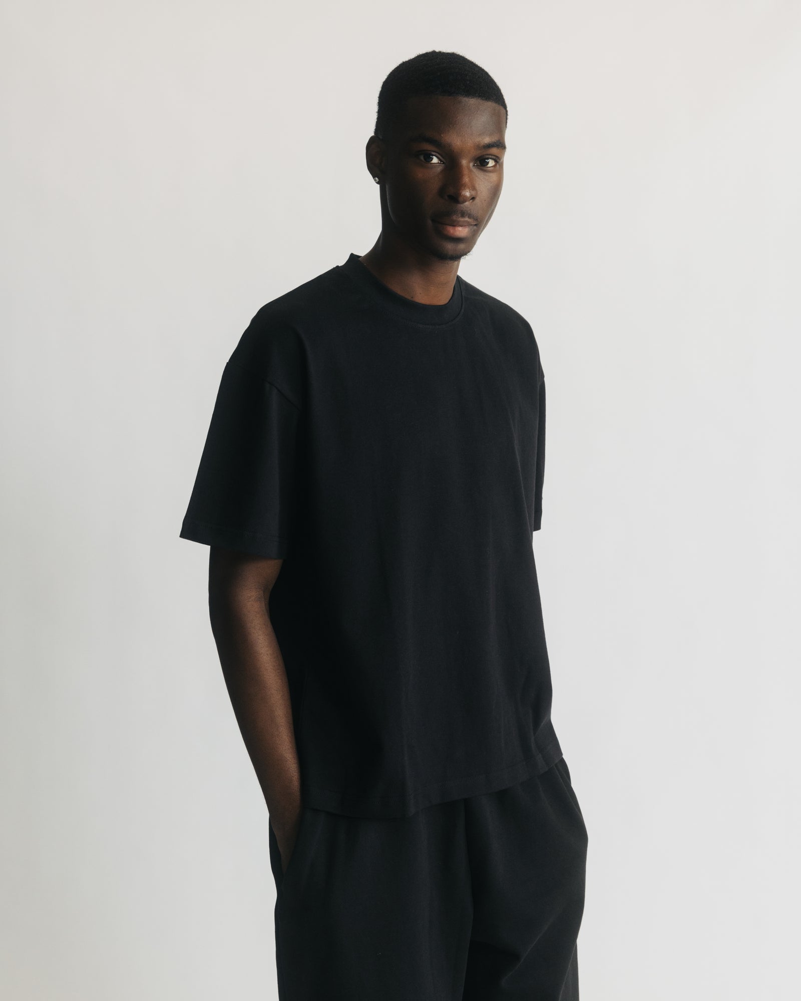 WIDE CROPPED T-SHIRT ブラック Cropped T-Shirt - Black – Hours